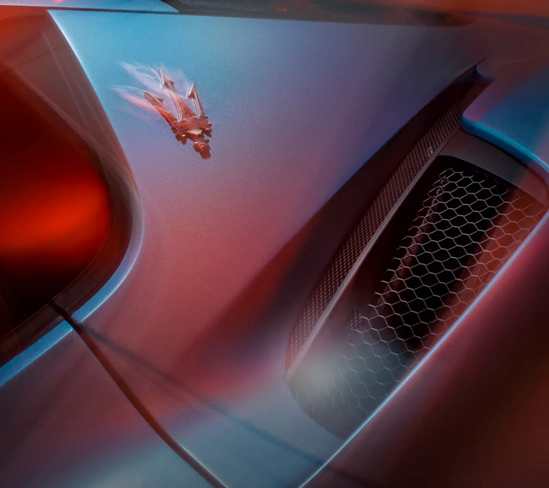 Maserati Tridente-Logo in Rot auf dem Kühlergrill des MCPura