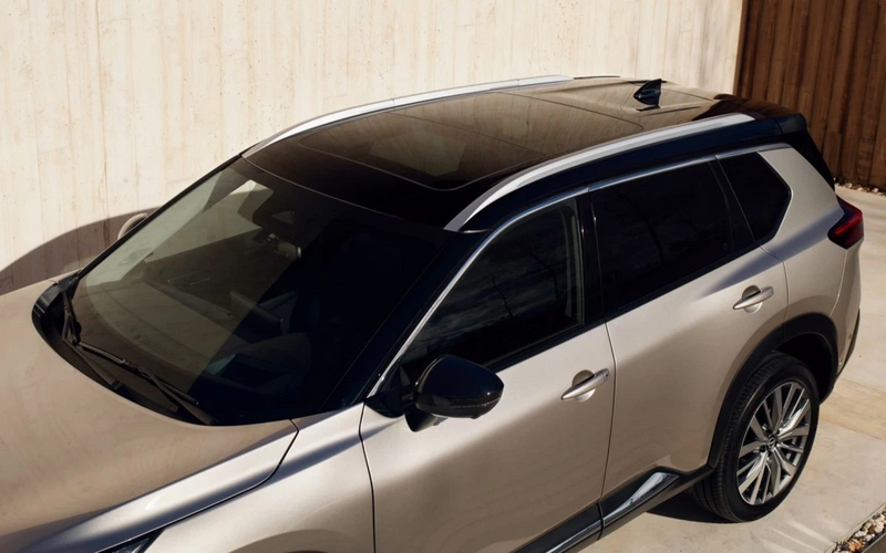 Nissan X-Trail Dachansicht vor Wand
