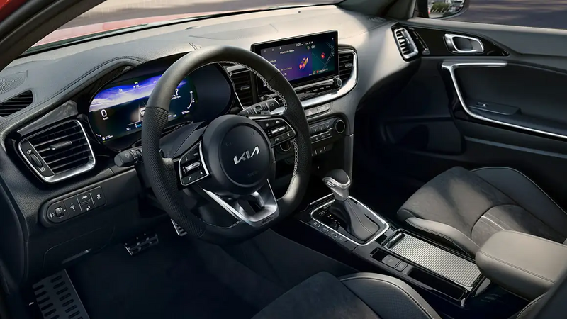 Interieur des Kia Ceed GT-Line 2024 – Cockpit und Lenkrad