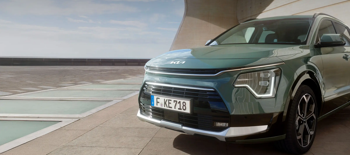 Kia Niro – Elektrifizierter Crossover in dynamischer Außenaufnahme