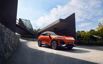 Changan Deepal S07 - Rot, Schräg von unten im Grid