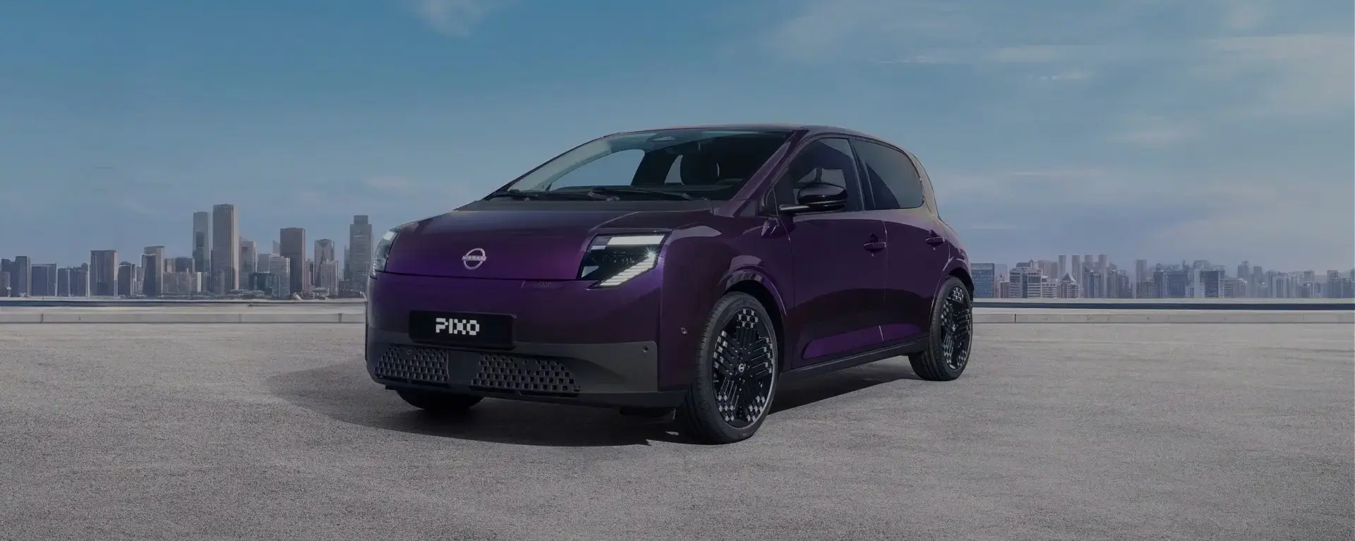 Neuer Nissan Pixo in Violett in frontaler Ansicht mit kompaktem Design und Stadtkulisse im Hintergrund.