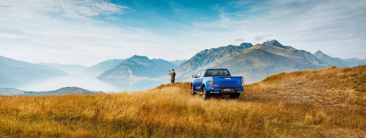 Isuzu D-MAX vor Berglandschaft