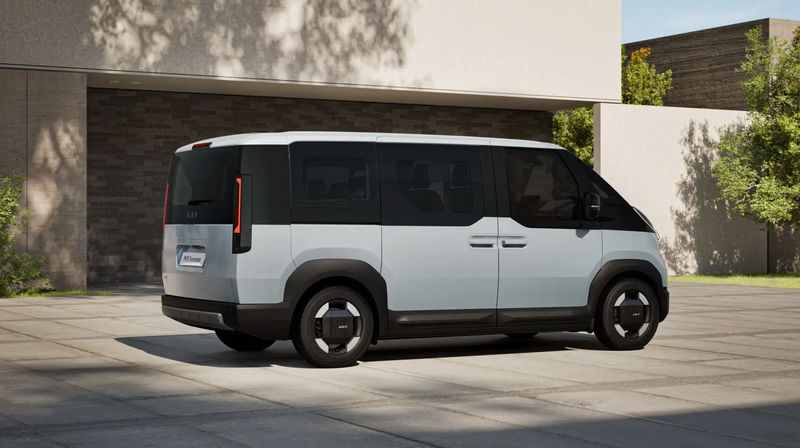 Kia PV5 Passenger – Außenansicht von der Seite