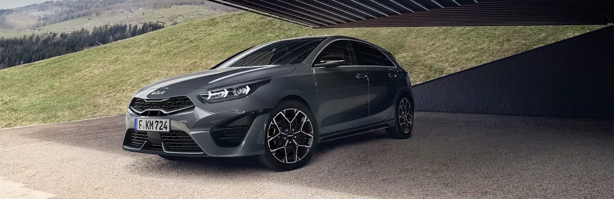 Kia Ceed vor Berglandschaft