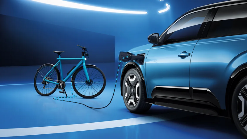 Nissan Micra lädt E-Bike auf