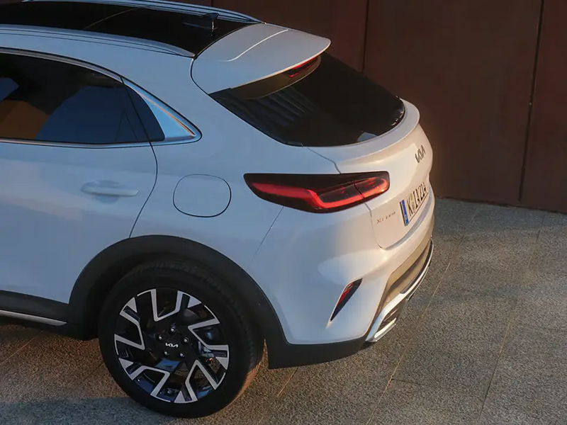 Kia XCeed 2026 – Seitenansicht mit 18-Zoll-Leichtmetallfelgen