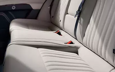 Weiße Ledersitze hinten im Maserati Grecale