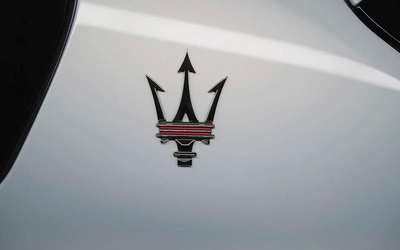 Maseratilogo auf weißem Auto