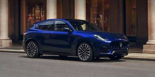 Präsentation blauer Maserati Modena vor zwei Säulen