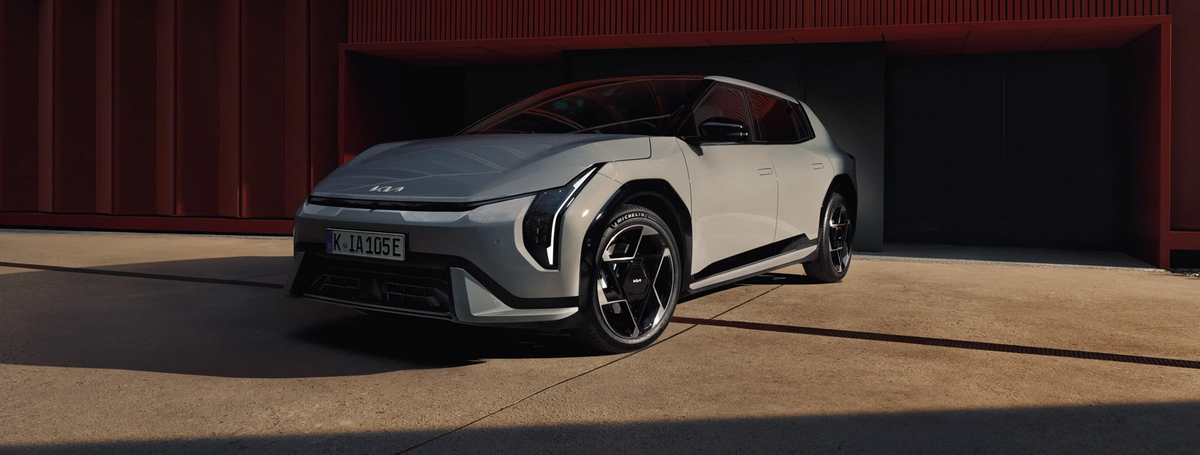 KIA EV4 vor Ausstellungsraum