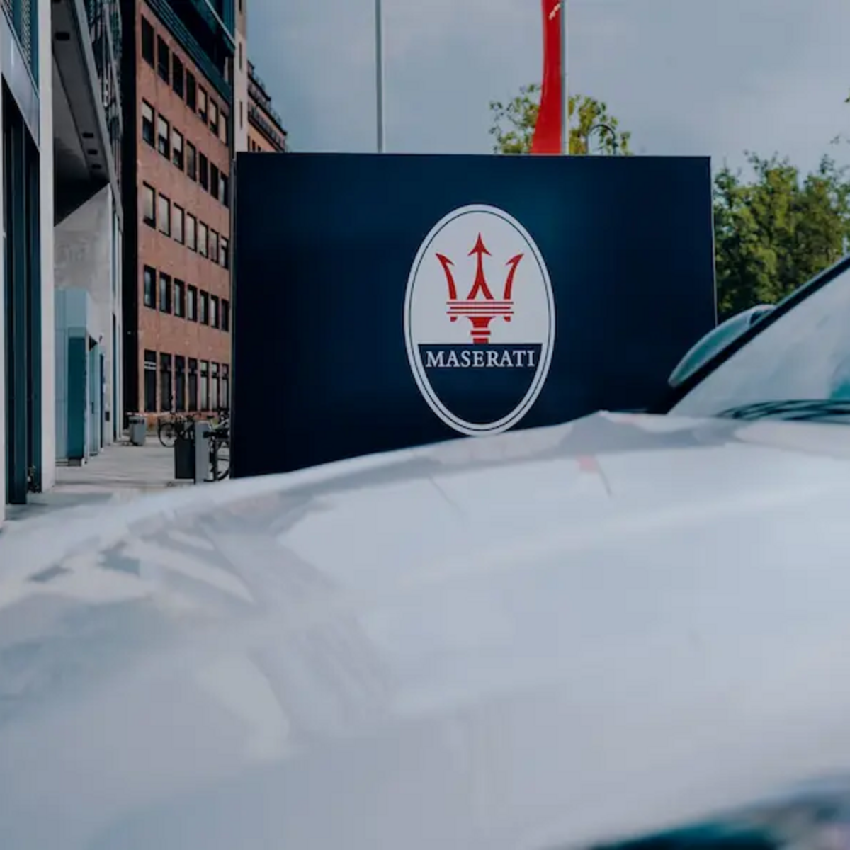 Maserati in Berlin vor Logo