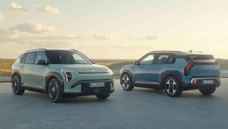 Zwei Kia EV3 vor Landschaftskulisse
