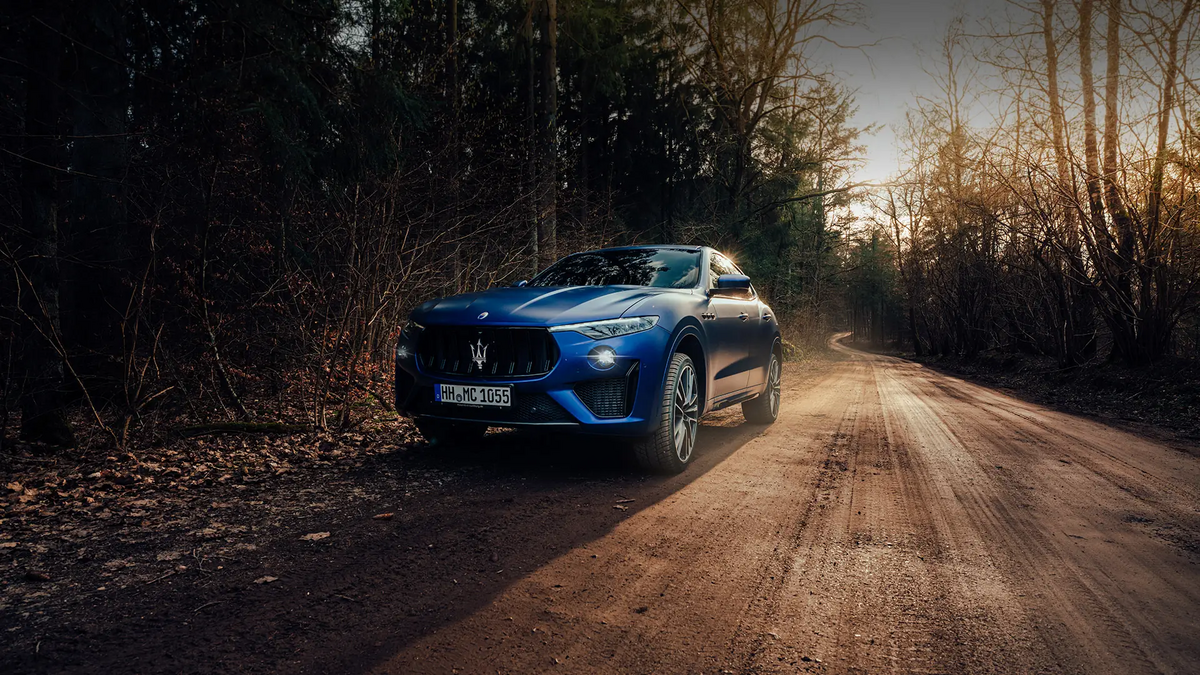 Blauer Maserati auf unbefestigter Straße