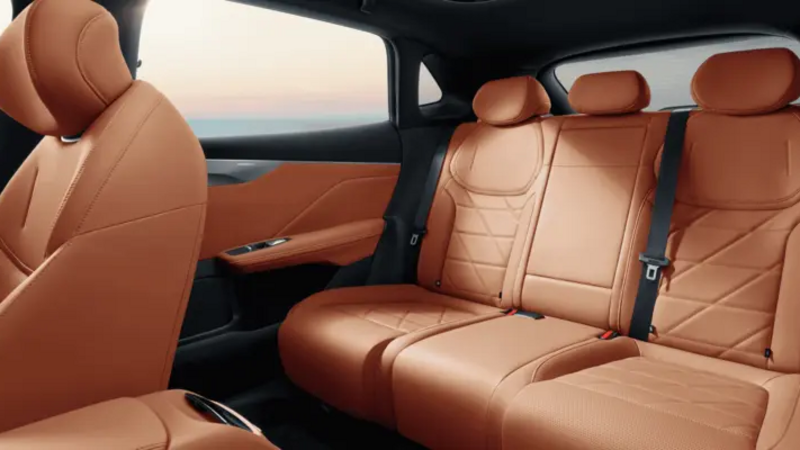 Changan Deepal S05 Innenraum – Rückbank mit orangefarbenem Leder 
