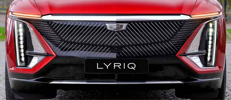 Lyriq Frontansicht mit Schild