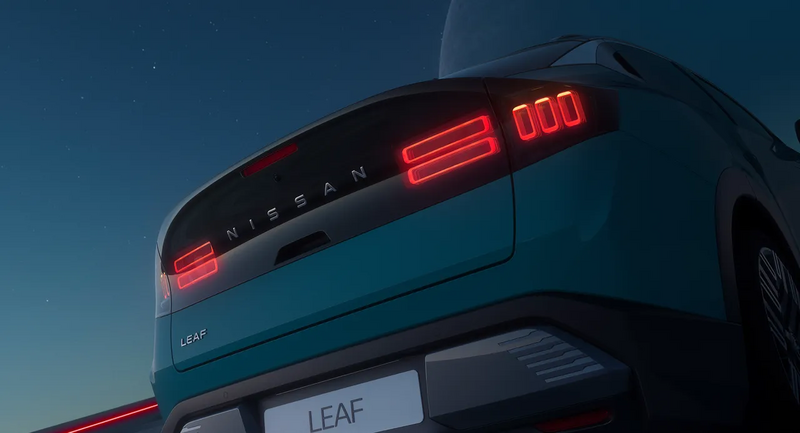Die Rücklicher vom Nissan Leaf in der Abenddämmerung