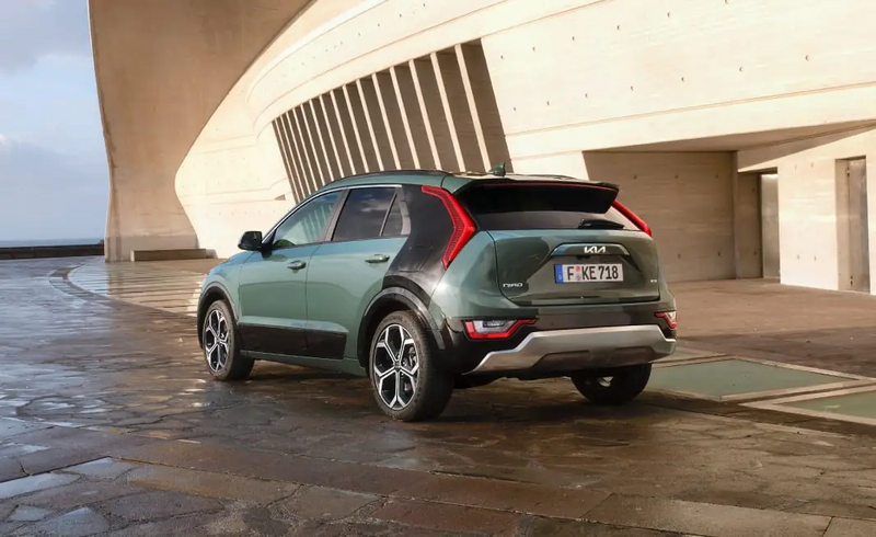 Kia Niro – Seitenansicht mit Crossover-Profil und Offroad-Designelementen