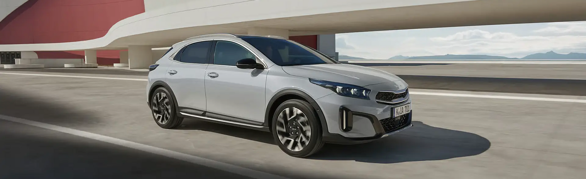 Kia XCeed 2026 – Frontansicht in dynamischer Fahrszene