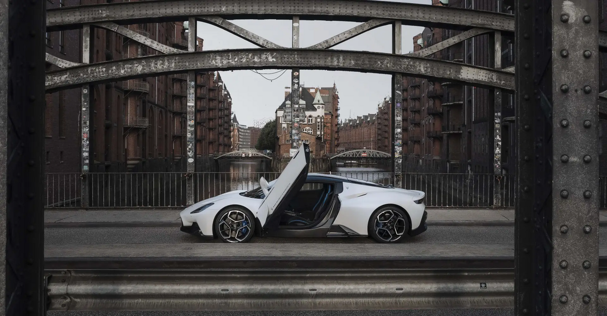 Weißer Maserati in der Hamburger Speicherstadt