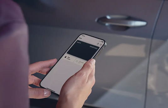 Kia Digital Key 2.0 – Person entsperrt Kia Sportage per Smartphone