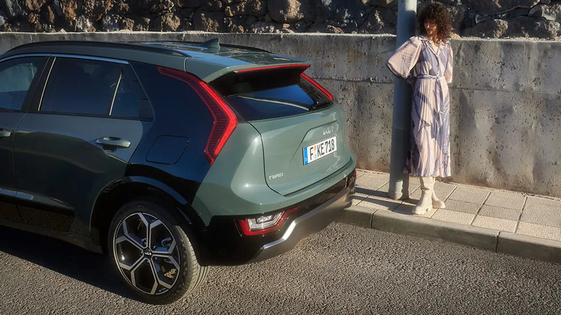 Kia Niro Hybrid 2023 – Heckansicht mit markanter LED-Rückleuchtenstruktur