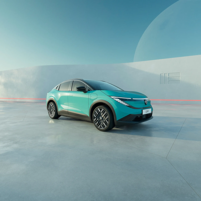 Nissan leaf an Ladestation vor futuristischem Hintergrund