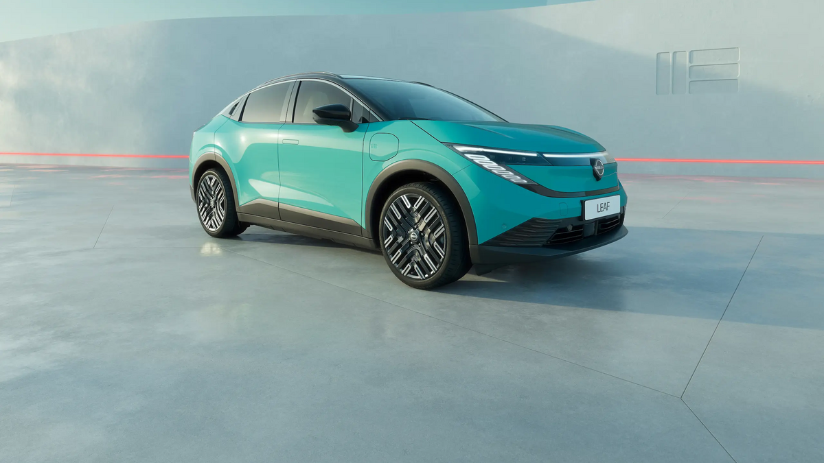 Nissan LEAF in Seitenansicht auf einer Straße
