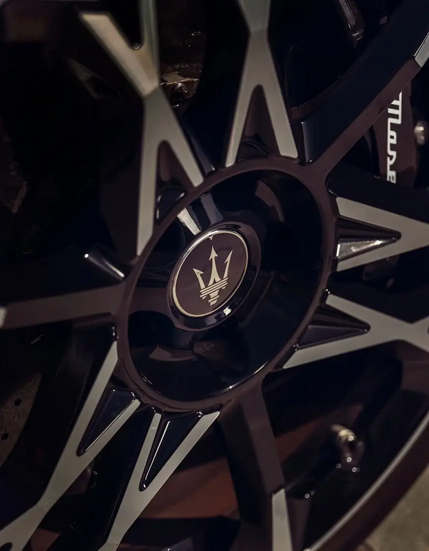 Maserati MCPura Logo an Felge -Detailaufnahme
