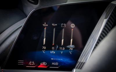 Digitales Fahrerdisplay der Chevrolet Corvette Stingray Cabrio mit Performance-Anzeige und fahrzeugspezifischen Informationen.