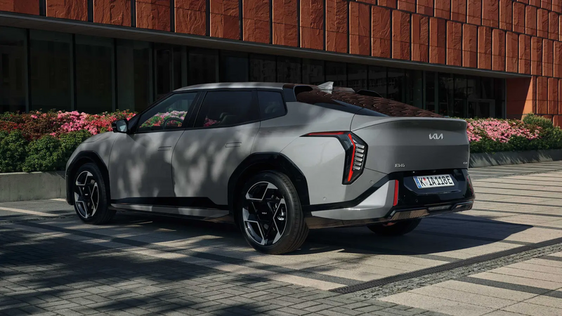 KIA EV4 vor Gebäude