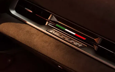 Handgefertigtes Cockpit des Maserati MCPura – handwerkliche Detailarbeit