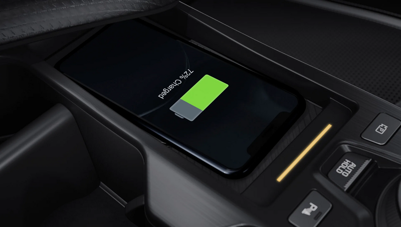 Kabellose Smartphone-Ladestation im Auto