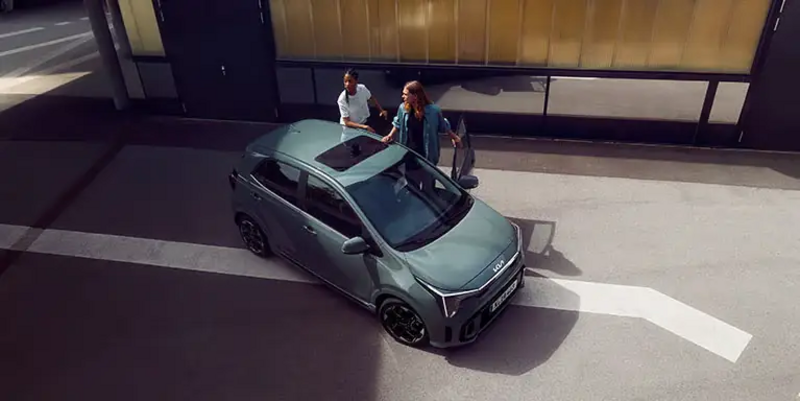 Kia Picanto in der Seitenansicht auf einer Stadtstraße