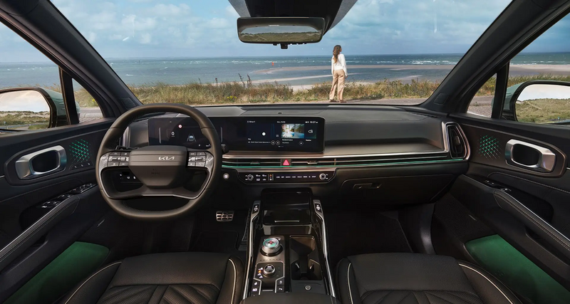 Kia Sorento – vollständiges Armaturenbrett mit Panoramadisplay und Person
