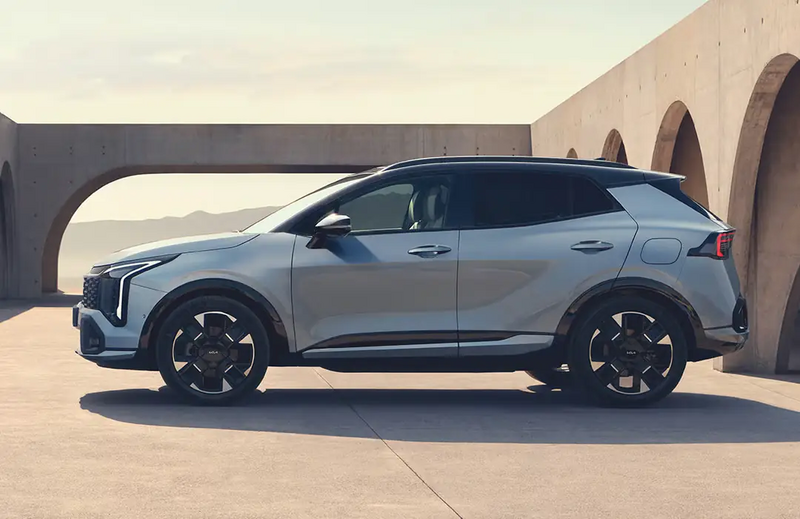 Kia Sportage Hybrid GT-Line MY26 – Seitenansicht vor Berglandschaft