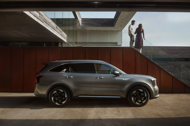 Kia Sorento – Seitenansicht vor Treppe mit Person