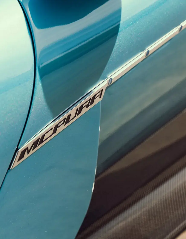 Maserati MCPura Seitenansicht mit Modellschriftzug