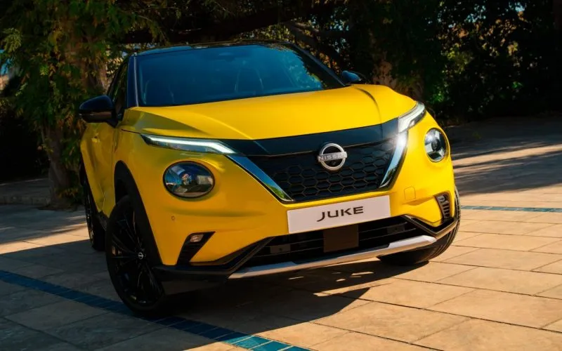 Nissan Juke – Frontansicht mit markanten Y-förmigen LED-Lichtsignaturen