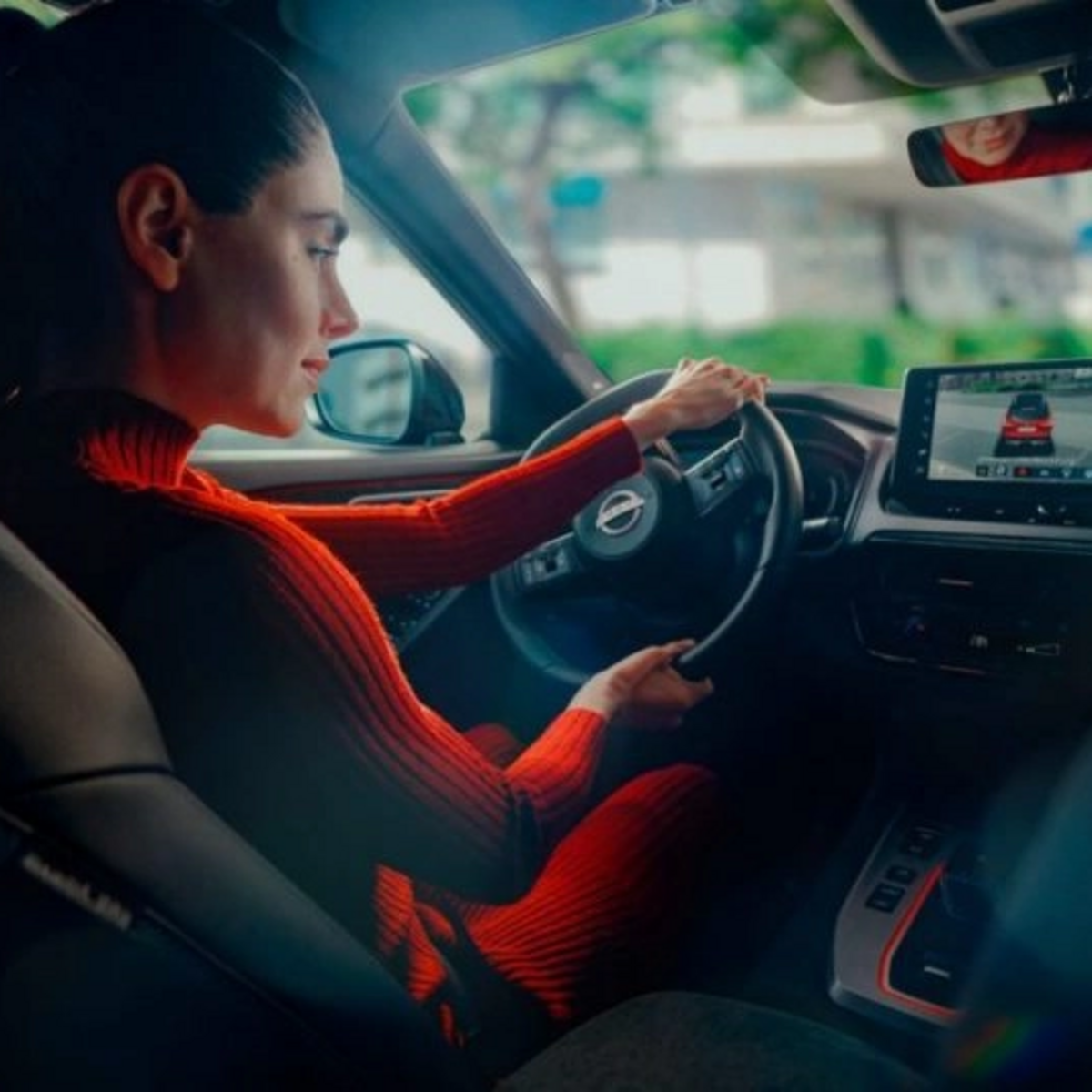 Person am Steuer eines Nissan Qashqai