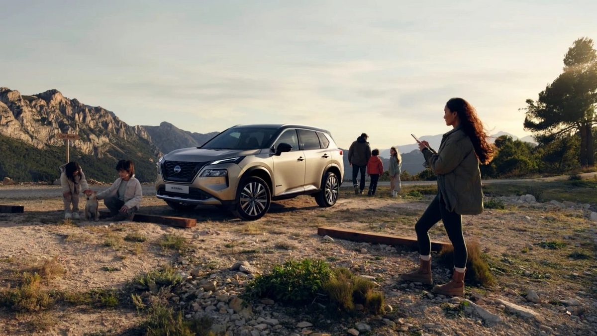 Nissan X-Trail steht vor einer Berglandschaft