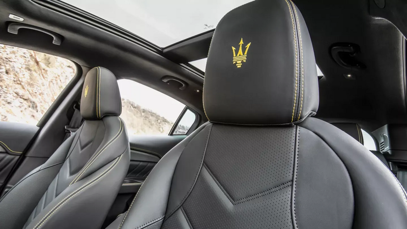 Vordersitze des Maserati Grecale mit Fokus auf die Lehne und das Logo