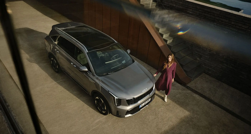 Kia Sorento – Vogelperspektive mit Person
