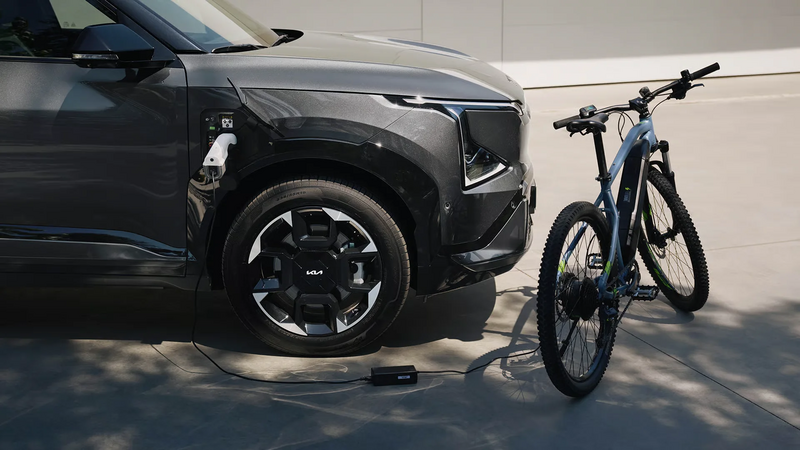 KIA EV5 lädt E-Bike auf