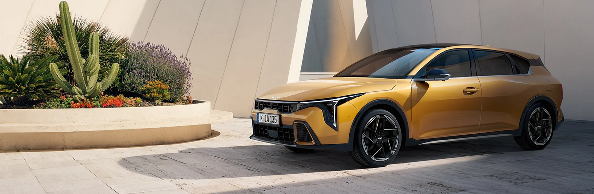 Kia K4 GT-Line 2026 – Frontansicht in dynamischer Außenaufnahme