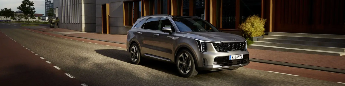 Kia Sorento– Dreiviertelansicht von vorne während der Fahrt in der Stadt