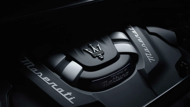 Maseratisymbolik mit Markenlogo und Schriftzug