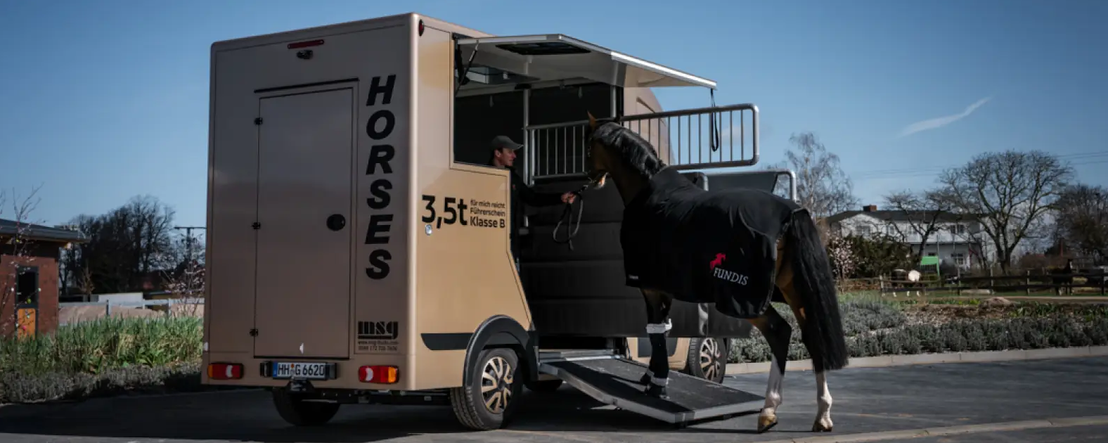 MSG Stablehopper Pferdetransporter – Seitlich Hintere Ansicht von Anhänger
