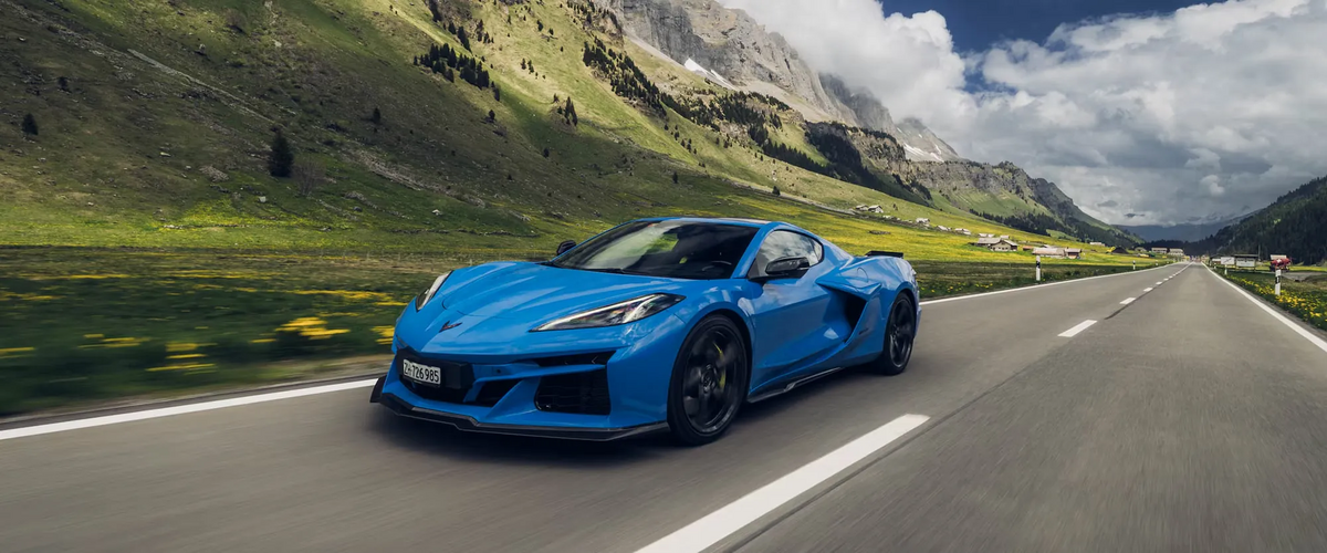 Blauer Corvette E-Ray auf Straße im Gebirge