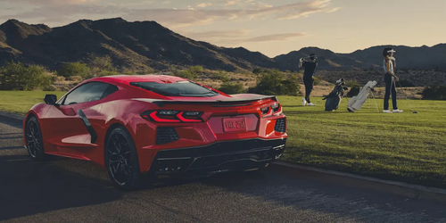 Corvette Stingray vor Hügeln